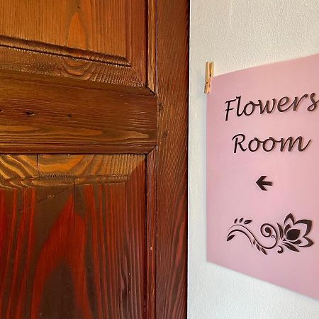 1912 - Flowers Room - Budget For Young Locarno Dış mekan fotoğraf