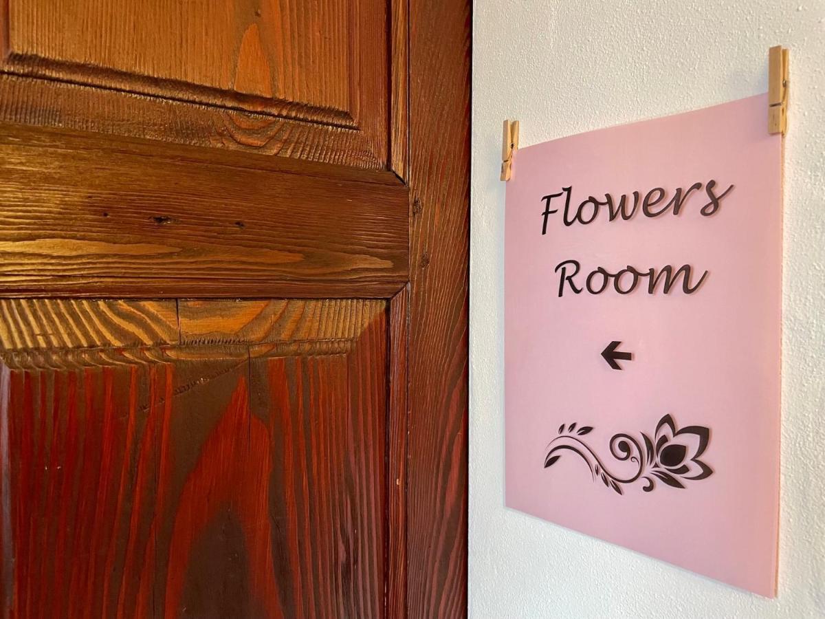 1912 - Flowers Room - Budget For Young Locarno Dış mekan fotoğraf